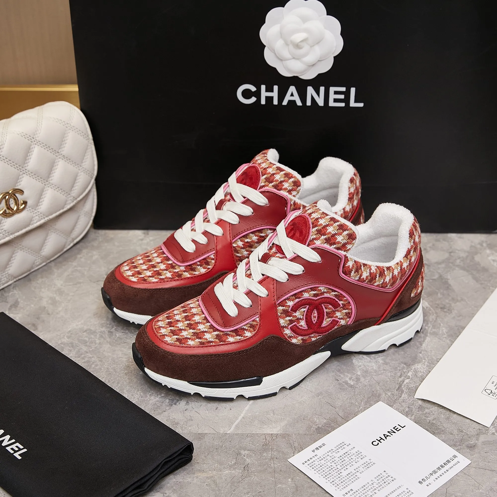Men's shoes pP700! Chanel Chanel - 2024 counter top casual sneakers This classic design; the upper is embroidered with various techniques; the outsole is fashionable and sporty; the outsole is stylish and sporty; it incorporates a variety of color matching elements... The diversified mix and match is very good-looking and versatile, casual, fashionable, sports, and outdoor can be taken into account... ꫛꫀꪝ Go➫ Material: ❶Upper made of: original imported high silk cowhide suede + small fragrance fabric ❷Inner use: Original imported breathable sheepskin lining ❸ Outsole based on: Original TPU combination outsole Special counter boutique packaging complete set Women 35–41 Men 38-45